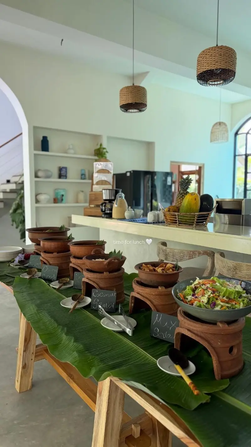 Breakfast dishes served in copper pots