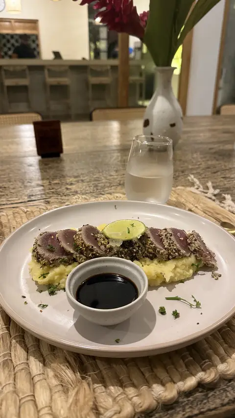 Seared tuna steak with mash and sauce