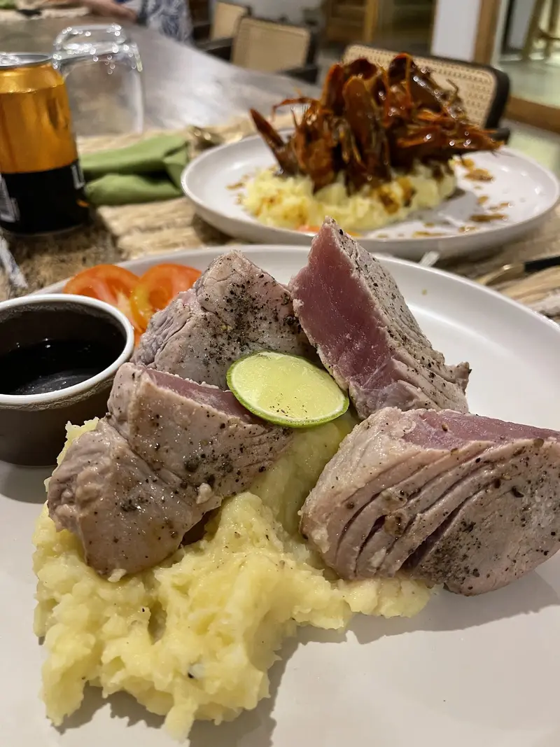 Seared tuna with mash and lime